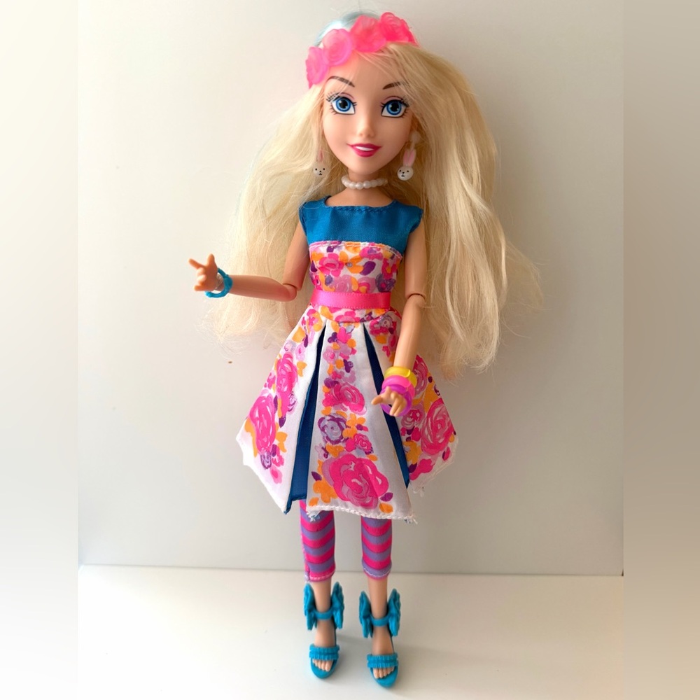 RARE DISNEY DESCENDANTS Neon Lights Ally of Auradon Prep Doll